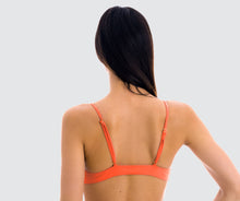 Carregar imagem no visualizador da galeria, Model Back: Rio De Sol Haut Top Light-Peach Mila
