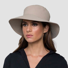 Carregar imagem no visualizador da galeria, Model Front: Uv Line Bob Hat California Nac Fem Sand Upf50+
