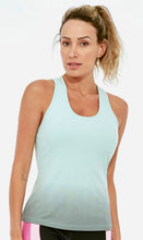 Carregar imagem no visualizador da galeria, Model Front: Alto Giro Fitness Haut Regata Skin Fit Degrade Menta
