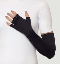Carregar imagem no visualizador da galeria, Model Front: Uv Line Gants Extra Long Gloves Uni Black Upf50+
