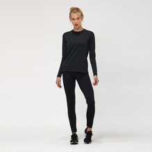 Carregar imagem no visualizador da galeria, Model Front: Uv Line T-Shirt Uvpro Br Ml Preto Fem
