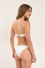 Carregar imagem no visualizador da galeria, Model Back: Rio De Sol Haut Top Sand-White Kora
