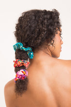 Carregar imagem no visualizador da galeria, Image 04: Rio De Sol Chouchou Love-Trip Scrunchie
