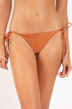 Carregar imagem no visualizador da galeria, Gallery: Rio De Sol Bas Bottom Shimmer-Nocciola Cheeky-Tie-Gold
