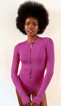 Carregar imagem no visualizador da galeria, Product Front: Uv Line Une Pièce Swimsuit Macae Magenta Upf50+
