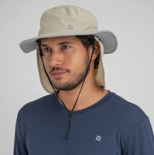 Carregar imagem no visualizador da galeria, Model Front: Uv Line Chapeau Legionnaire Chapeu Kansas Nac Areia/Cinza
