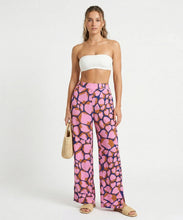 Carregar imagem no visualizador da galeria, Model Front: Rio De Sol Pantalon De Plage Amore-Pink Wide Pants
