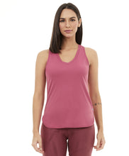 Carregar imagem no visualizador da galeria, Model Front: Alto Giro Fitness Haut Regata Skin Fit Alongada Gola V Roxo Reset
