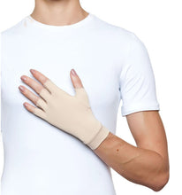Carregar imagem no visualizador da galeria, Model Front: Uv Line Gants Short Gloves Uni Beige Upf50+
