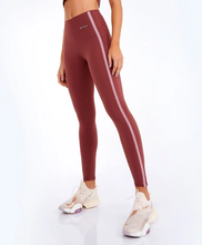 Carregar imagem no visualizador da galeria, Model Front: Alto Giro Fitness Bas Legging Bodytex Ii Com Laser E Fusao Marrom Mahogany
