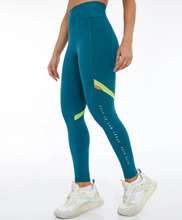 Carregar imagem no visualizador da galeria, Model Front: Alto Giro Fitness Bas Legging Bodytex Vazado Lateral Sport Way Verde Running

