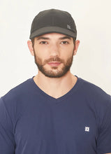 Carregar imagem no visualizador da galeria, Model Front: Uv Line Casquette Cap Uv Pro Masc Black Upf50+

