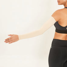 Carregar imagem no visualizador da galeria, Model Back: Uv Line Gants Long Sleeve Uni Beige Upf50+
