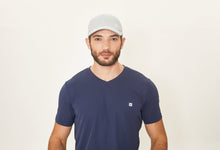 Carregar imagem no visualizador da galeria, Model Front: Uv Line Casquette Cap Uv Pro Masc Grey Upf50+
