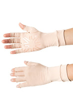 Carregar imagem no visualizador da galeria, Model Front: Uv Line Gants Meduim Gloves Long Fingerss Uni Beige Upf50+

