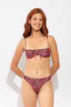 Carregar imagem no visualizador da galeria, Model Front: Rio De Sol Bas Bottom Coral-Feline Nice-Fio
