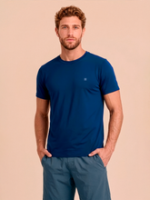 Carregar imagem no visualizador da galeria, Model Front: Uv Line T-Shirt Pour Homme T-Shirt Uvpro Masc Cobalt Upf50+
