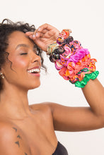 Carregar imagem no visualizador da galeria, Image 06: Rio De Sol Chouchou Love-Trip Scrunchie
