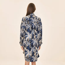 Carregar imagem no visualizador da galeria, Model Back: Uv Line Chemise Shirtdress Ipanema Coqueiros Marinho Upf50+
