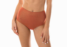 Carregar imagem no visualizador da galeria, Model Front: Rio De Sol Bas Calcinha Radiante Canela Hot Pant
