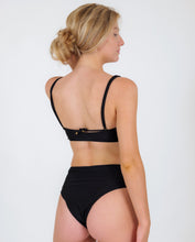 Carregar imagem no visualizador da galeria, Image 06: Rio De Sol Ensemble Set Shimmer-Black Bandeau-Reto Hotpants
