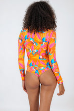 Carregar imagem no visualizador da galeria, Model Back: Rio De Sol Haut Top Orange-Bloom Rash-Guard

