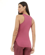 Carregar imagem no visualizador da galeria, Model Back: Alto Giro Fitness Haut Regata Skin Fit Alongada Gola V Roxo Reset
