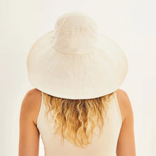 Carregar imagem no visualizador da galeria, Model Back: Uv Line Chapeau Souple/Capeline Beverly Hills Areia Upf50+
