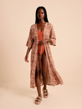 Carregar imagem no visualizador da galeria, Model Front: Uv Line Chemise Long Shirtdress Tie Dye Pitanga Upf50+
