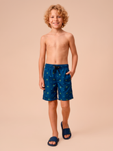 Carregar imagem no visualizador da galeria, Model Front: Uv Line Maillot De Bain Garçon Shorts Acqua Kids Pirates Fun Upf50+
