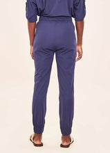 Carregar imagem no visualizador da galeria, Model Back: Uv Line Pantalon De Plage Pants Fem Basic Navy Blue Upf50+
