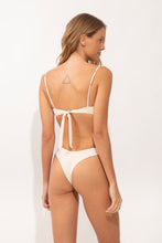 Carregar imagem no visualizador da galeria, Model Back: Rio De Sol Bas Bottom Malibu-Natural Nara
