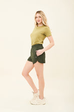Carregar imagem no visualizador da galeria, Image 03: Uv Line Fitness Bas Short Race Verde Militar Upf50+
