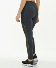 Carregar imagem no visualizador da galeria, Model Back: Alto Giro Fitness Bas Legging Hyper Bordado Lateral Preto
