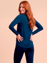 Carregar imagem no visualizador da galeria, Model Back: Uv Line T-Shirt Longsleeve Uvpro Fem Cobalt Upf50+
