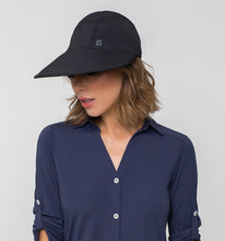 Carregar imagem no visualizador da galeria, Model Front: Uv Line Casquette Visor Capri Colors Nac Fem Black Upf50+
