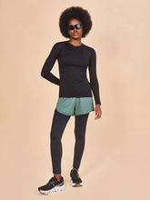 Carregar imagem no visualizador da galeria, Model Front: Uv Line T-Shirt Longsleeve Fem Skin Infratherm Preto Upf50+
