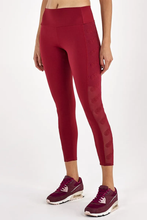 Carregar imagem no visualizador da galeria, Model Front: Alto Giro Fitness Bas Legging Hyper Bordado Lateral Vermelho Power
