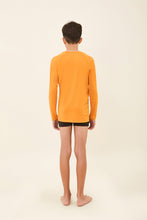 Carregar imagem no visualizador da galeria, Model Back: Uv Line T-Shirt Longsleeve Uvpro Kids Orange Upf50+
