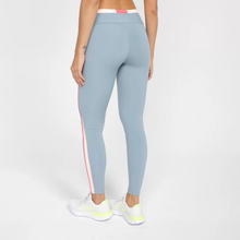 Carregar imagem no visualizador da galeria, Model Back: Alto Giro Fitness Bas Legging Blackout Bio Recortes Cinza Lead
