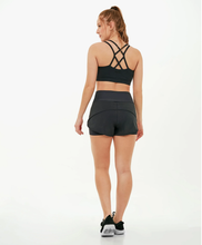 Carregar imagem no visualizador da galeria, Model Back: Alto Giro Fitness Bas Shorts Bahamas Elastic Transpassado Preto

