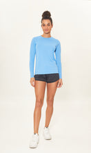 Carregar imagem no visualizador da galeria, Model Front: Uv Line T-Shirt Camiseta Uv X Pro Ml Azul Claro Upf50+
