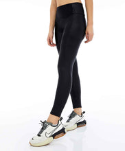 Carregar imagem no visualizador da galeria, Model Front: Alto Giro Fitness Bas Legging Couro Com Recorte Rebatidos Preto
