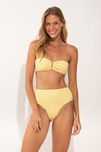 Carregar imagem no visualizador da galeria, Model Front: Rio De Sol Bas Bottom Drift-Butterglow Hotpants
