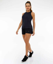 Carregar imagem no visualizador da galeria, Model Front: Alto Giro Fitness Bas Shorts Bahamas Elastic Abertura Lateral Preto
