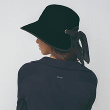 Carregar imagem no visualizador da galeria, Model Back: Uv Line Chapeau Souple/Capeline Hat Santorini Imp Fem Black Upf50+
