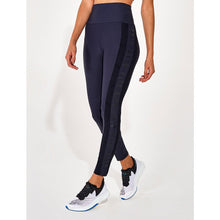 Carregar imagem no visualizador da galeria, Model Front: Alto Giro Fitness Bas Legging Light Co2 Recorte Jwinner Preto
