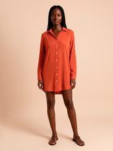 Carregar imagem no visualizador da galeria, Model Front: Uv Line Chemise Shirtdress Copenhagen Pitanga Upf50+
