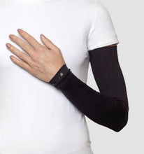 Carregar imagem no visualizador da galeria, Model Front: Uv Line Gants Long Sleeve Black Upf50+
