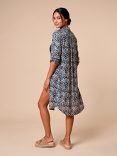 Carregar imagem no visualizador da galeria, Model Back: Uv Line Chemise Midi Chemise Tie Dye Blue Upf50+
